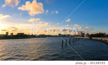 東京都葛飾区 夕方の中川奥戸展望デッキから見える中川沿いの風景 東京都葛飾区 夕方の中川奥戸展望デッキから見える中川沿いの風景 94198595