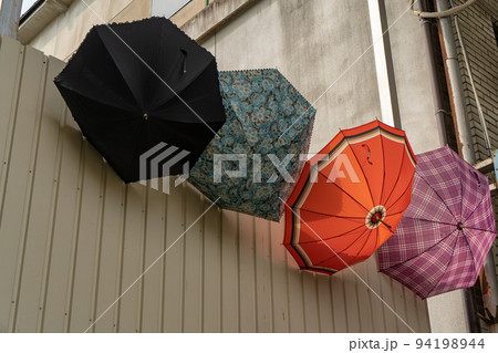 乾燥させるため干されている傘 乾燥させるため干されている傘 94198944