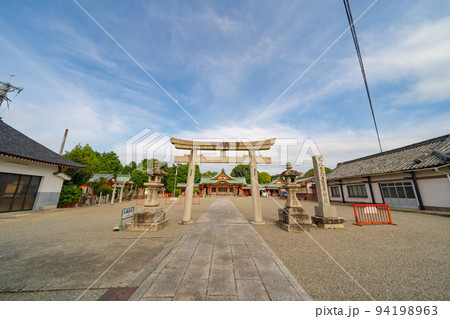 多治速比売神社の境内に佇む鳥居と拝殿 多治速比売神社の境内に佇む鳥居と拝殿 94198963