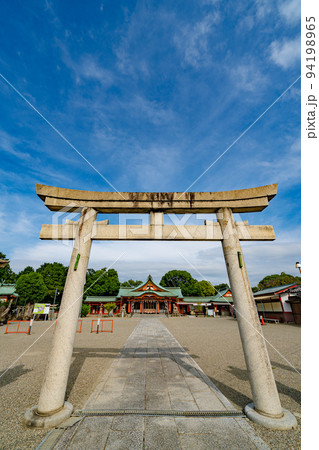 多治速比売神社の境内に佇む鳥居と拝殿 94198965