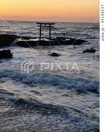 太平洋の岩場の鳥居、ひたちなか神磯風景、太平洋から昇る太陽 太平洋の岩場の鳥居、ひたちなか神磯風景、太平洋から昇る太陽 94199237
