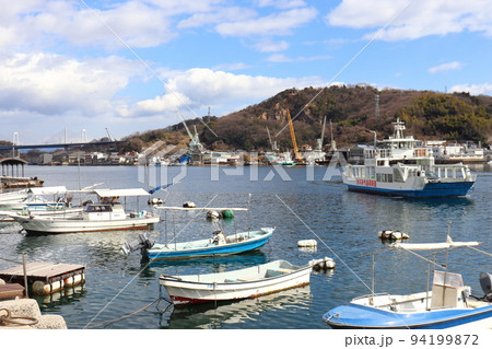 尾道水道の渡し船とドックのクレーン(尾道大橋・向島方面) 尾道水道の渡し船とドックのクレーン(尾道大橋・向島方面) 94199872