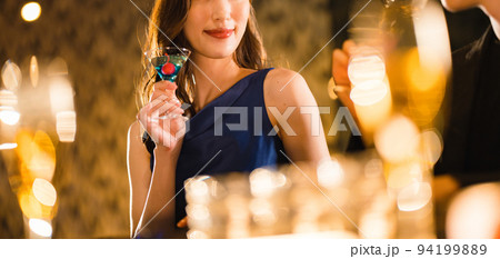 バーで飲み交わす男女 94199889