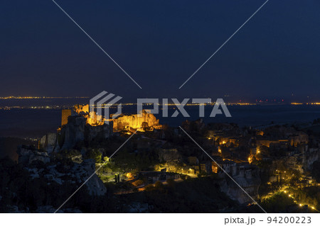 Medieval castle and village, Les Baux-de-Provence, Alpilles mountains, Provence, France Medieval castle and village, Les Baux-de-Provence, Alpilles mountains, Provence, France 94200223
