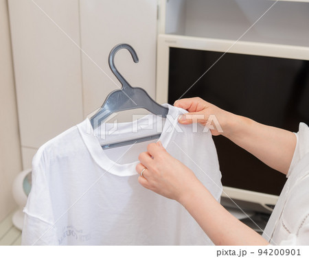 【洗濯物を干すミドル主婦の家事のシーン　Tシャツ】 94200901