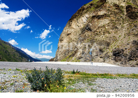 High-mountain section of the highway. 94200956