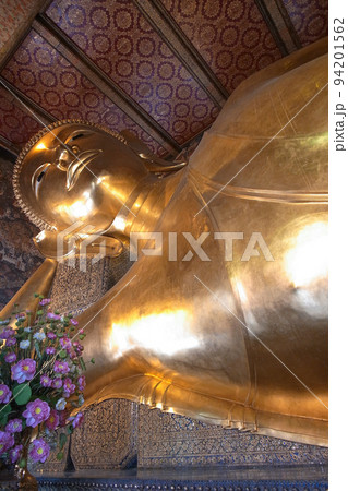ワット・ポーの黄金の涅槃仏、上半身アップ (タイ、バンコク) 94201562