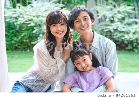 リビングで団らんする笑顔の家族 94201563