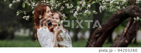 Banner mom and little daughter in the apple orchard Banner mom and little daughter in the apple orchard 94203260