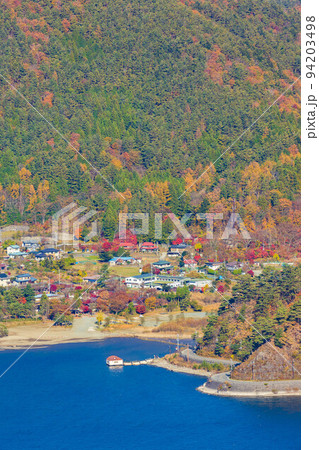 富士山麓　山梨鳴沢村の秋　紅葉の三湖台から望む西湖 94203498