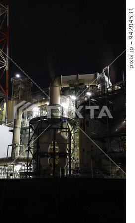 化学工場の工場夜景、三菱ケミカル広島事業所（旧三菱レイヨン大竹事業所） 94204531
