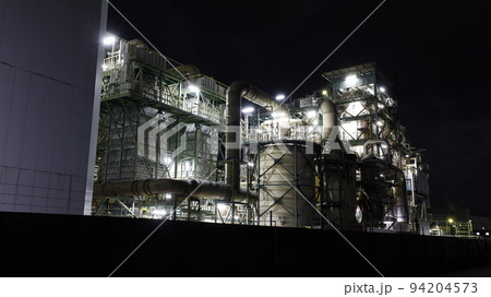 化学工場の工場夜景、三菱ケミカル広島事業所（旧三菱レイヨン大竹事業所） 94204573