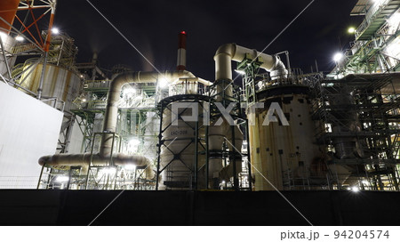 化学工場の工場夜景、三菱ケミカル広島事業所（旧三菱レイヨン大竹事業所） 94204574