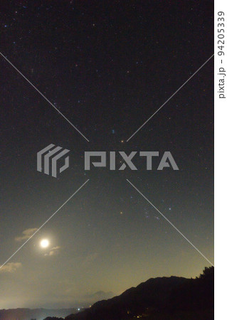 北杜市白州町、八月未明、冬の星々で賑やかな東の空 北杜市白州町、八月未明、冬の星々で賑やかな東の空 94205339