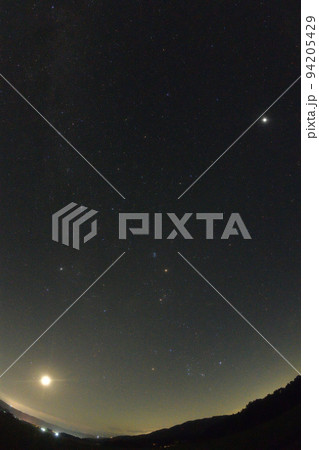 北杜市白州町、八月未明、冬の星々で賑やかな東の空。右上は木星 94205429