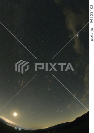 北杜市白州町、八月未明、冬の星々で賑やかな東の空。右上は木星 北杜市白州町、八月未明、冬の星々で賑やかな東の空。右上は木星 94205432