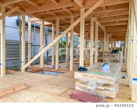 新築集合住宅の建築現場 94206329