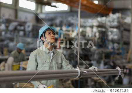 倉庫　作業員 若い男性 94207182