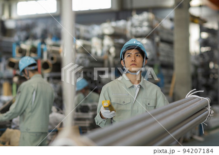 倉庫　作業員 若い男性 94207184