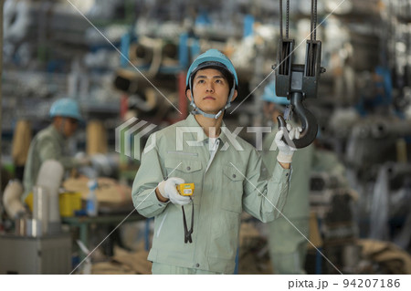 倉庫　作業員 若い男性 94207186