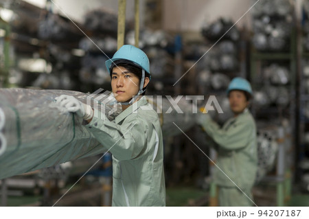 作業員倉庫　作業員 若い男性 94207187