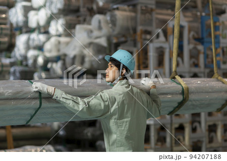 倉庫　作業員 若い男性 94207188