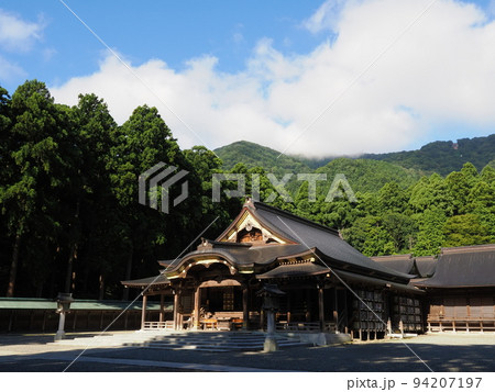 早朝の弥彦山と弥彦神社 94207197