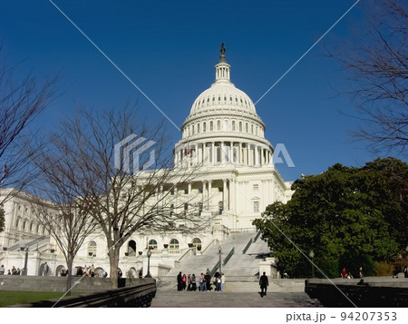 アメリカの首都ワシントンDCに建つ真っ白で大きなドームを持つアメリカ合衆国議会議事堂の正面 94207353