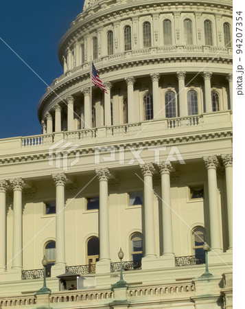 アメリカの首都ワシントンDCに建つ真っ白で大きなドームを持つアメリカ合衆国議会議事堂の正面 アメリカの首都ワシントンDCに建つ真っ白で大きなドームを持つアメリカ合衆国議会議事堂の正面 94207354