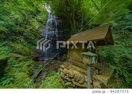 マイナスイオンで癒しを感じる不動の滝 マイナスイオンで癒しを感じる不動の滝 94207373