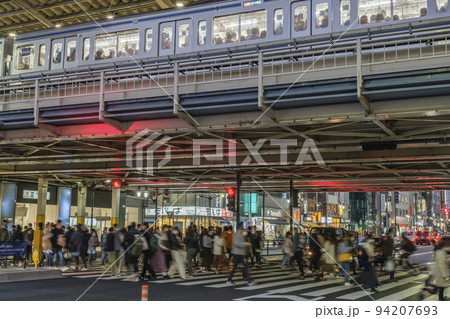 東横線 夕刻の中目黒駅ガード下の雑踏 東京都目黒区 東横線 夕刻の中目黒駅ガード下の雑踏 東京都目黒区 94207693