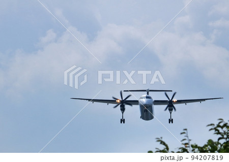 大阪国際空港 ANA ボンバルディア DHC8-Q400 プロペラ機 着陸態勢 千里川尻 大阪国際空港 ANA ボンバルディア DHC8-Q400 プロペラ機 着陸態勢 千里川尻 94207819