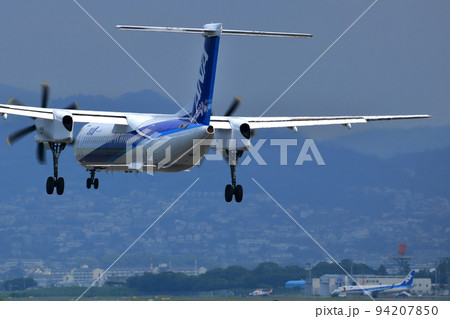 大阪国際空港　ANA　ボンバルディア　DHC8-Q400 プロペラ機　着陸態勢　千里川尻 94207850