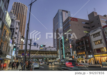 山手通り　夕刻の中目黒駅前　東京都目黒区 94207856