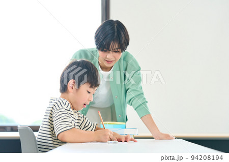学習塾で勉強をする小学生　 94208194