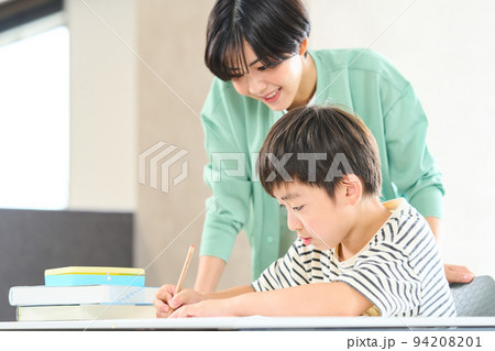 学習塾で勉強をする小学生 学習塾で勉強をする小学生 94208201