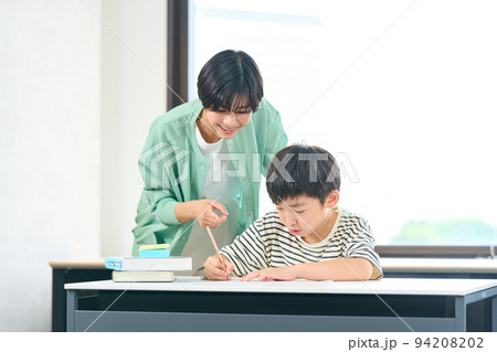 学習塾で勉強をする小学生　 94208202