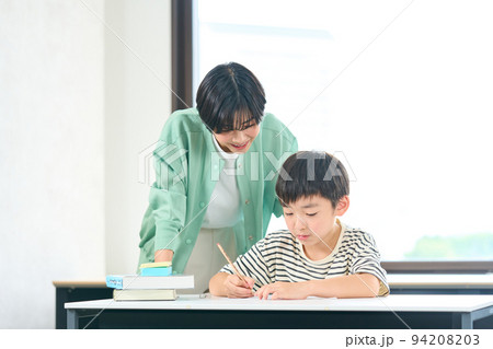 学習塾で勉強をする小学生 学習塾で勉強をする小学生 94208203