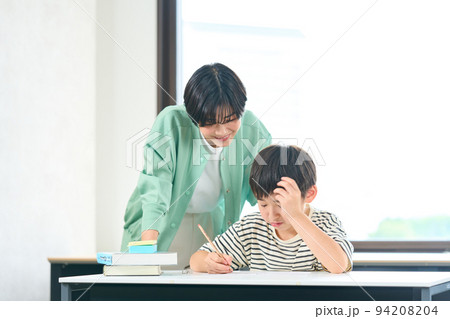 学習塾で勉強をする小学生 学習塾で勉強をする小学生 94208204