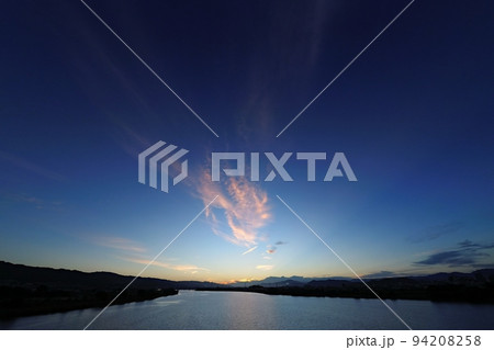 巻雲が朝焼けした初秋の夜明け空・超広角・空主体・220904am 巻雲が朝焼けした初秋の夜明け空・超広角・空主体・220904am 94208258