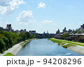 青空の下の鴨川と四条大橋 94208296