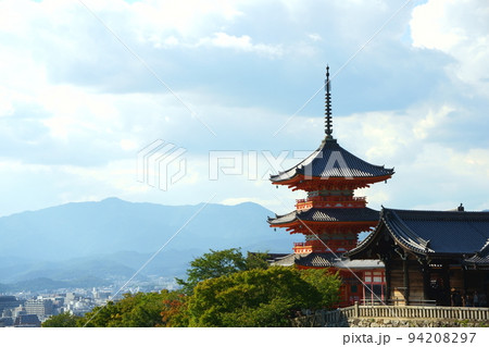 そびえ立つ清水寺の三重塔 94208297