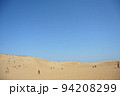 広大な青空と砂漠 94208299