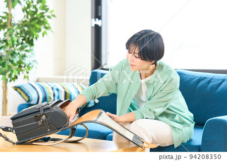 ランドセルの中身を確認する母親 ランドセルの中身を確認する母親 94208350