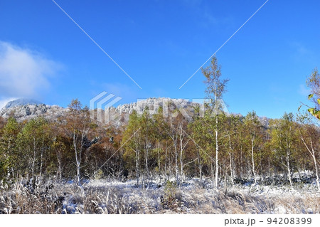 志賀高原　初冠雪の平床　紅葉と雪 94208399
