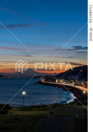 鎌倉　稲村ケ崎から富士山の景色 94208451