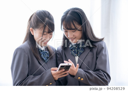 スマホを見る中学生 スマホを見る中学生 94208529