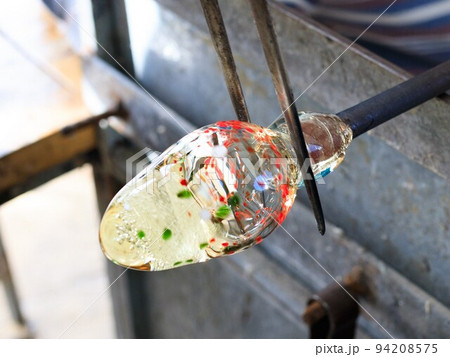 吹きガラスの制作風景 吹きガラスの制作風景 94208575