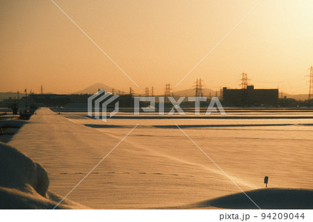 夕方の冬の田舎の田んぼ道の写真素材 [94209044] - PIXTA