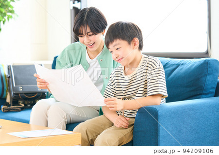 テストで100点をとった小学生 94209106